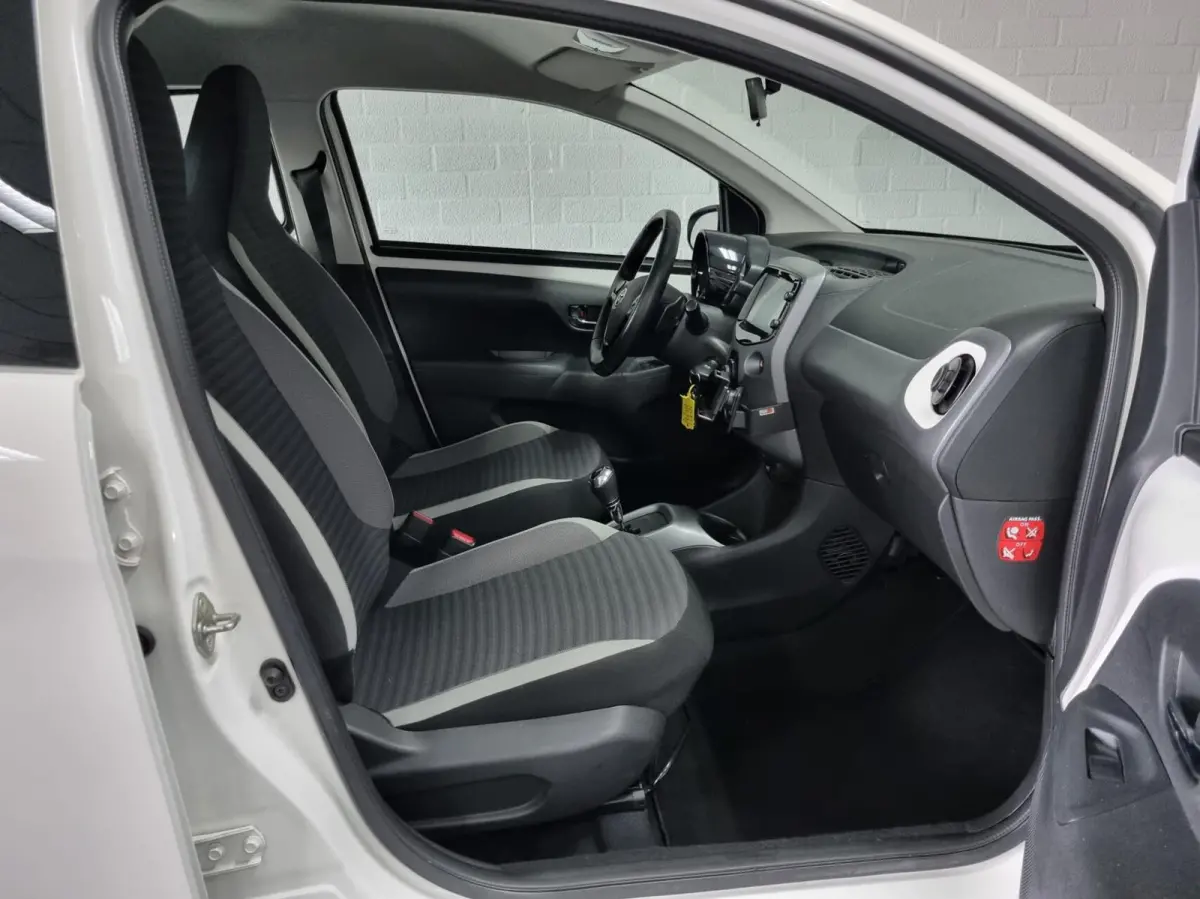1.0 VVT-i x-play Automaat