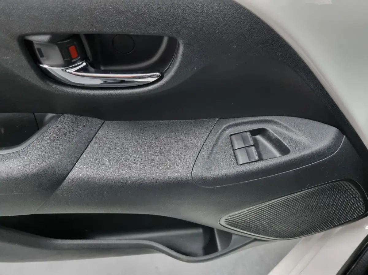1.0 VVT-i x-play Automaat
