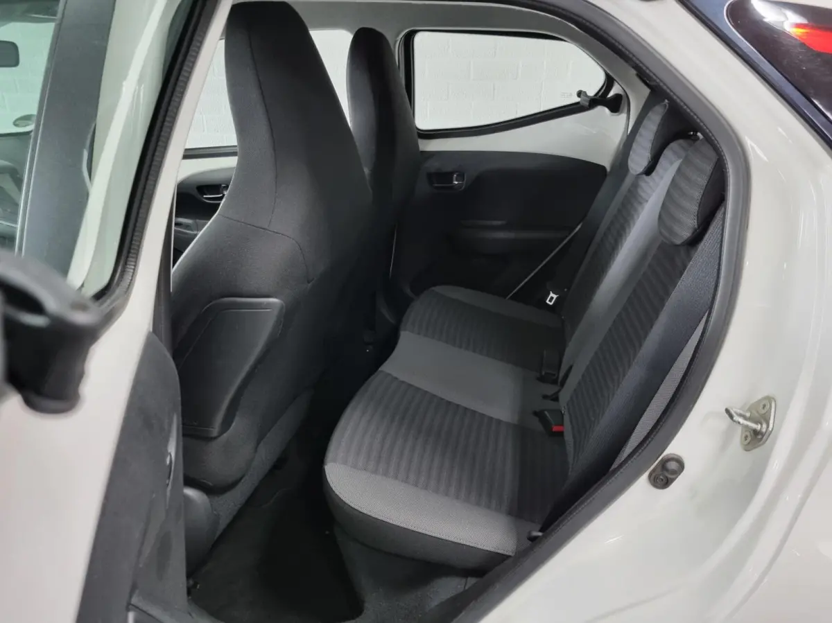 1.0 VVT-i x-play Automaat
