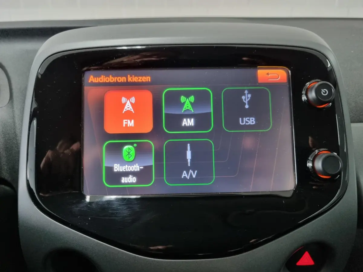 1.0 VVT-i x-play Automaat