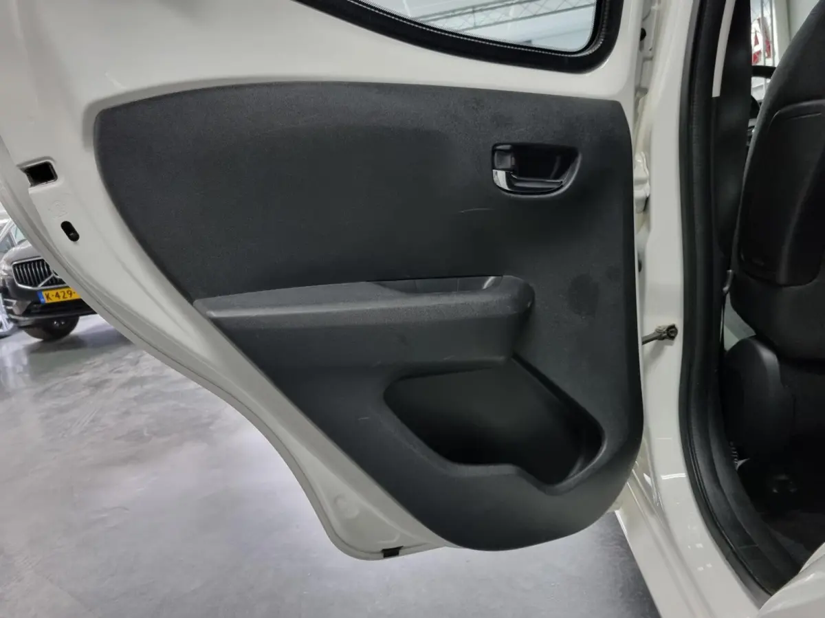 1.0 VVT-i x-play Automaat