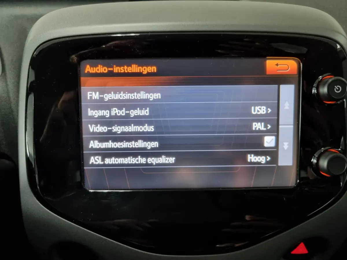 1.0 VVT-i x-play Automaat
