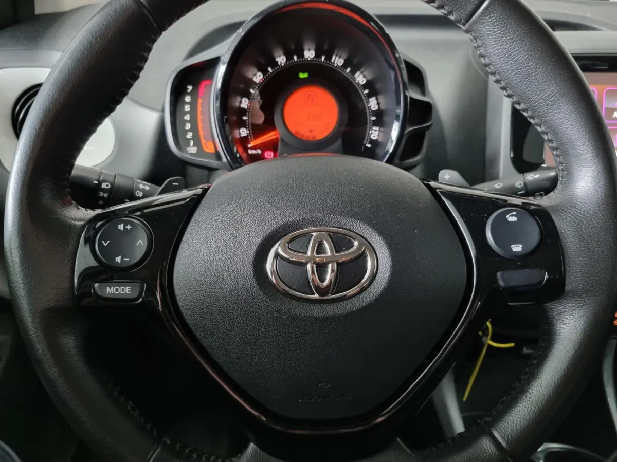 1.0 VVT-i x-play Automaat