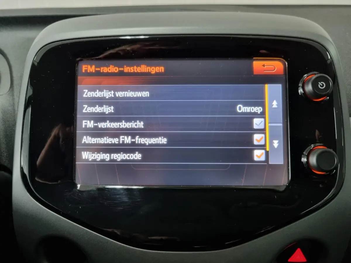 1.0 VVT-i x-play Automaat