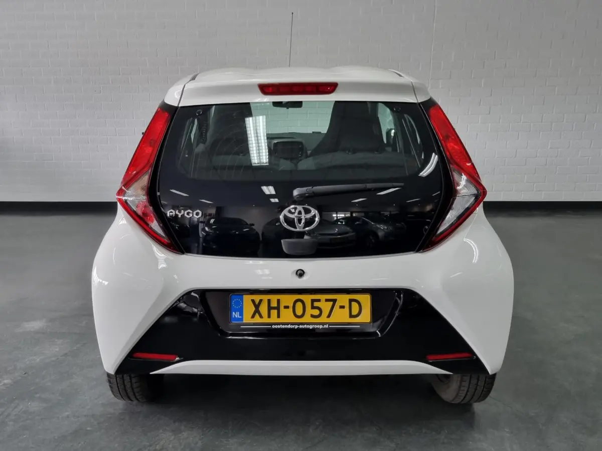 1.0 VVT-i x-play Automaat