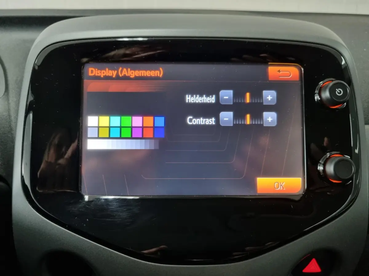 1.0 VVT-i x-play Automaat
