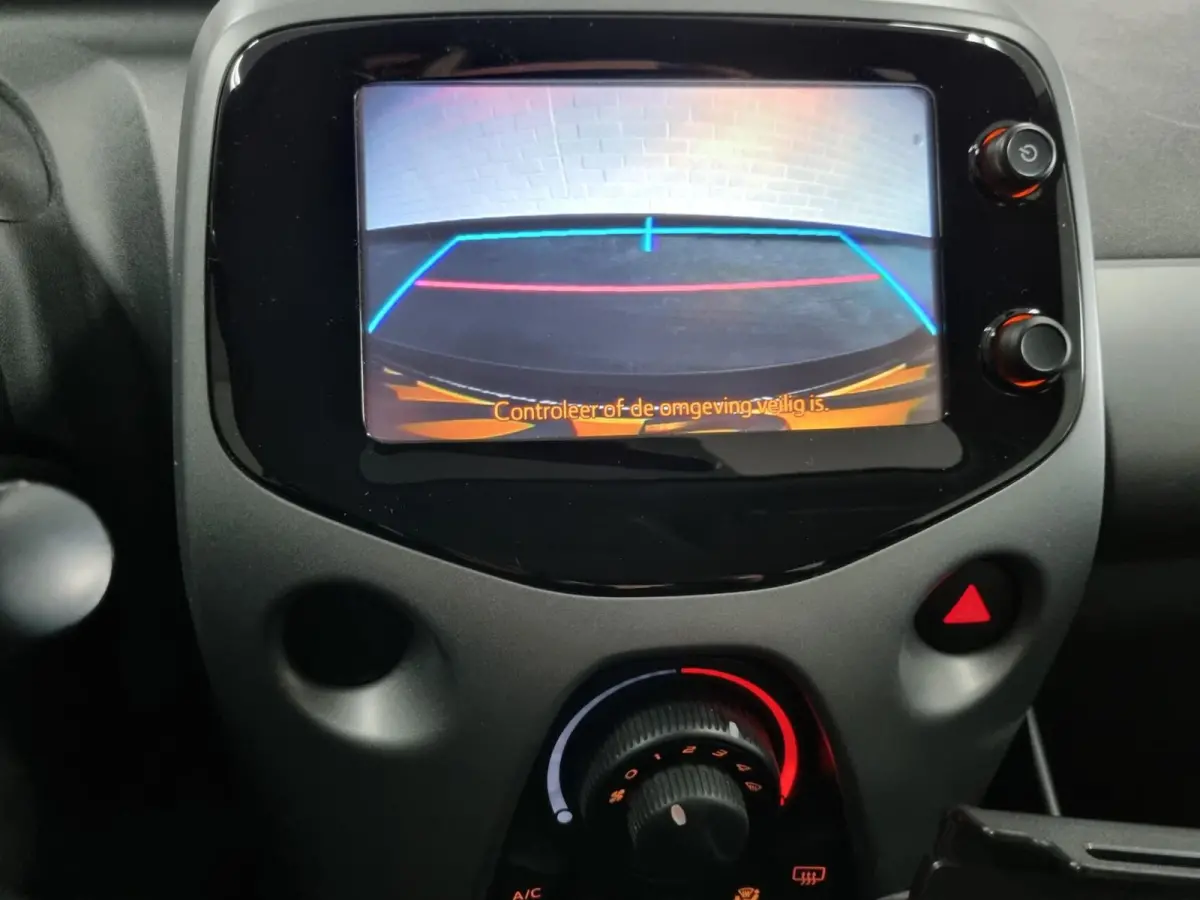 1.0 VVT-i x-play Automaat