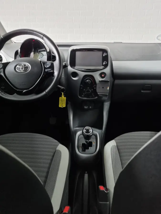 1.0 VVT-i x-play Automaat