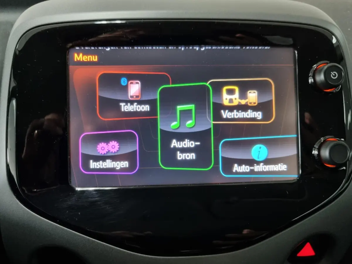 1.0 VVT-i x-play Automaat