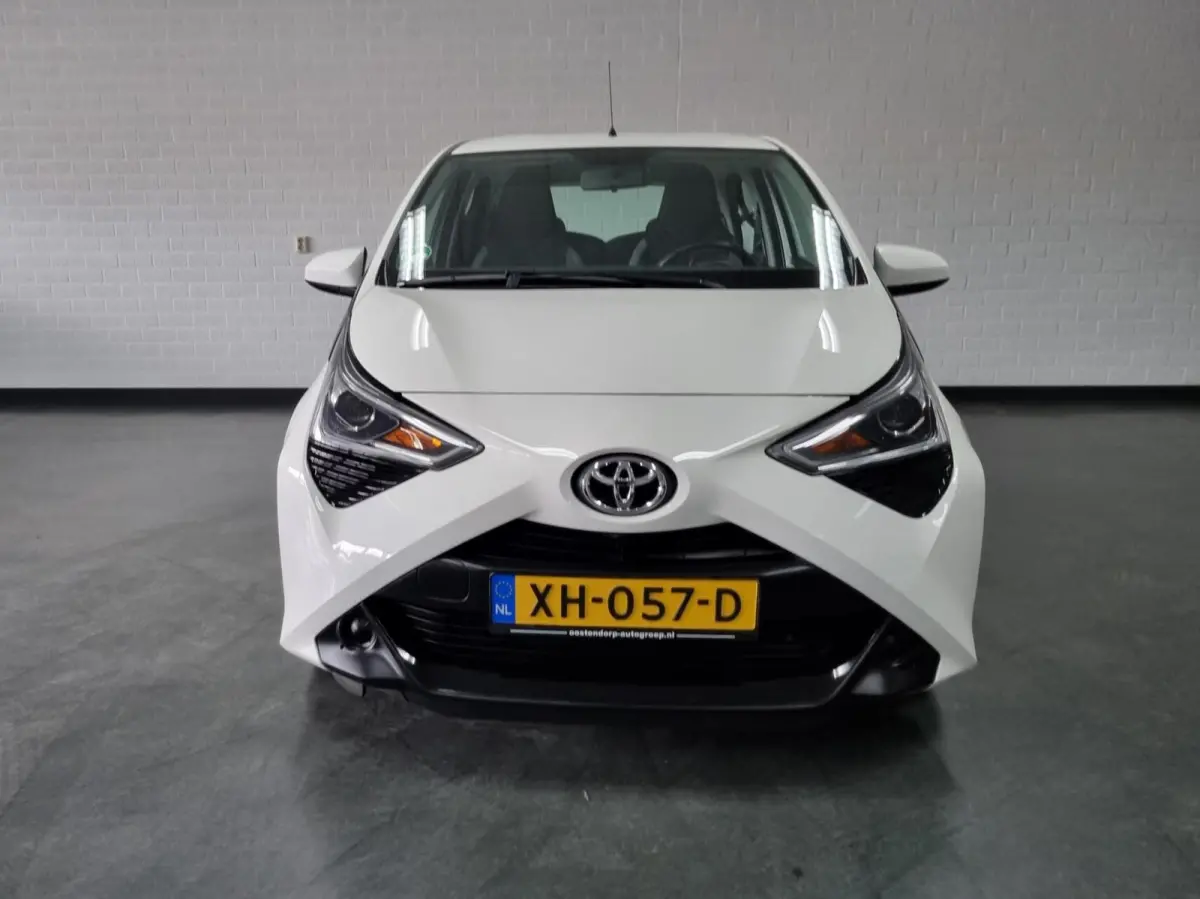 1.0 VVT-i x-play Automaat