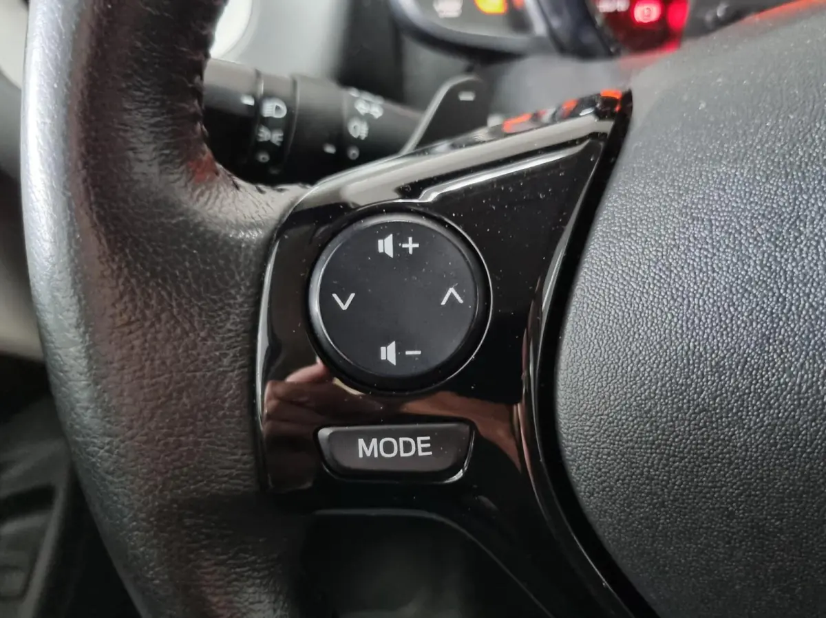 1.0 VVT-i x-play Automaat