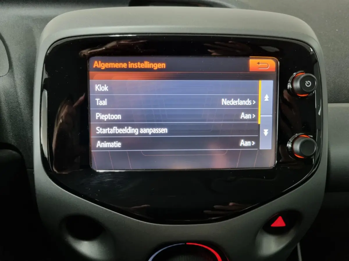 1.0 VVT-i x-play Automaat