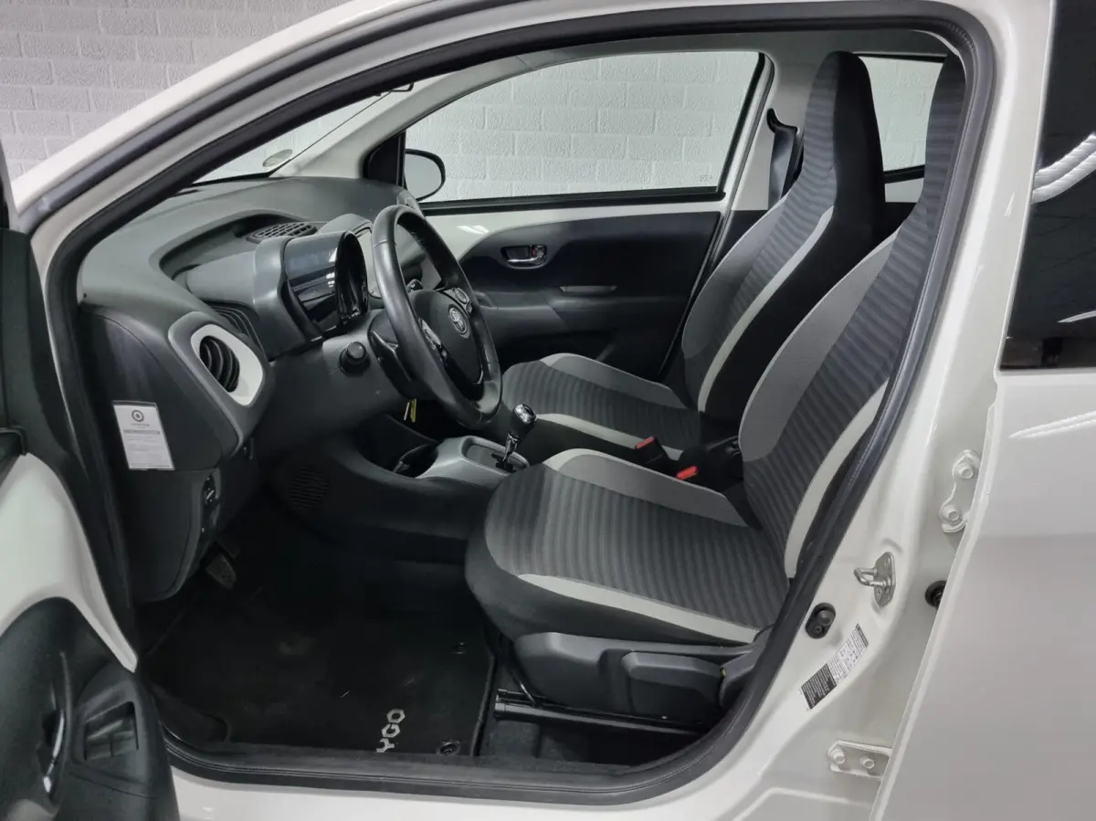 1.0 VVT-i x-play Automaat