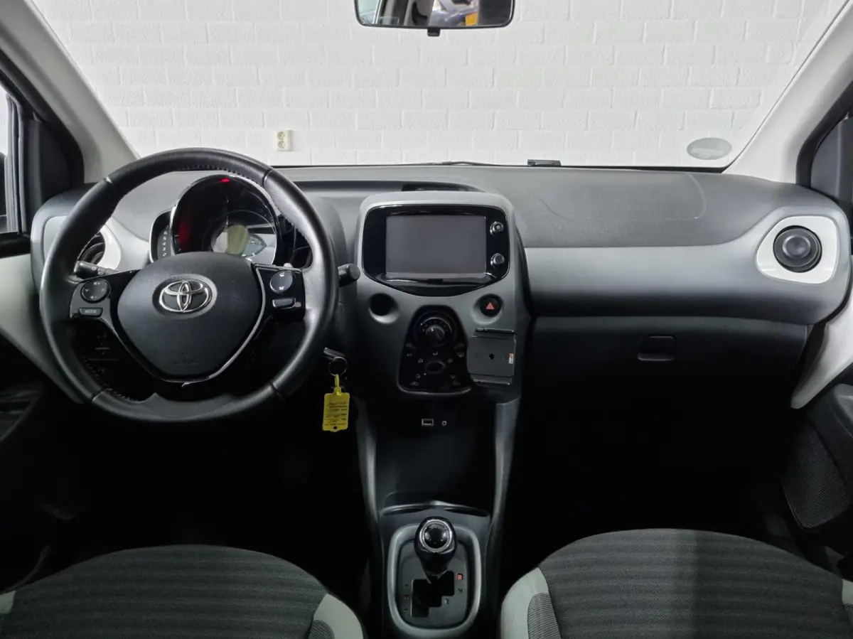 1.0 VVT-i x-play Automaat