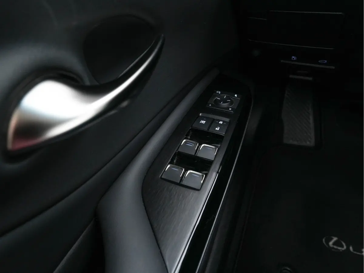 Business Line (INCL-BTW) Aut. *PANO | LEATHER | FULL-LED | ADAPTIVE-CRUISE | BLINDSPOT | KEYLESS | CAMERA | HEATED-COMFORTSEATS | NAVI-FULLMAP | PRIVACY-GLASS | SHIFTPADDLES | ECC | PDC | 19