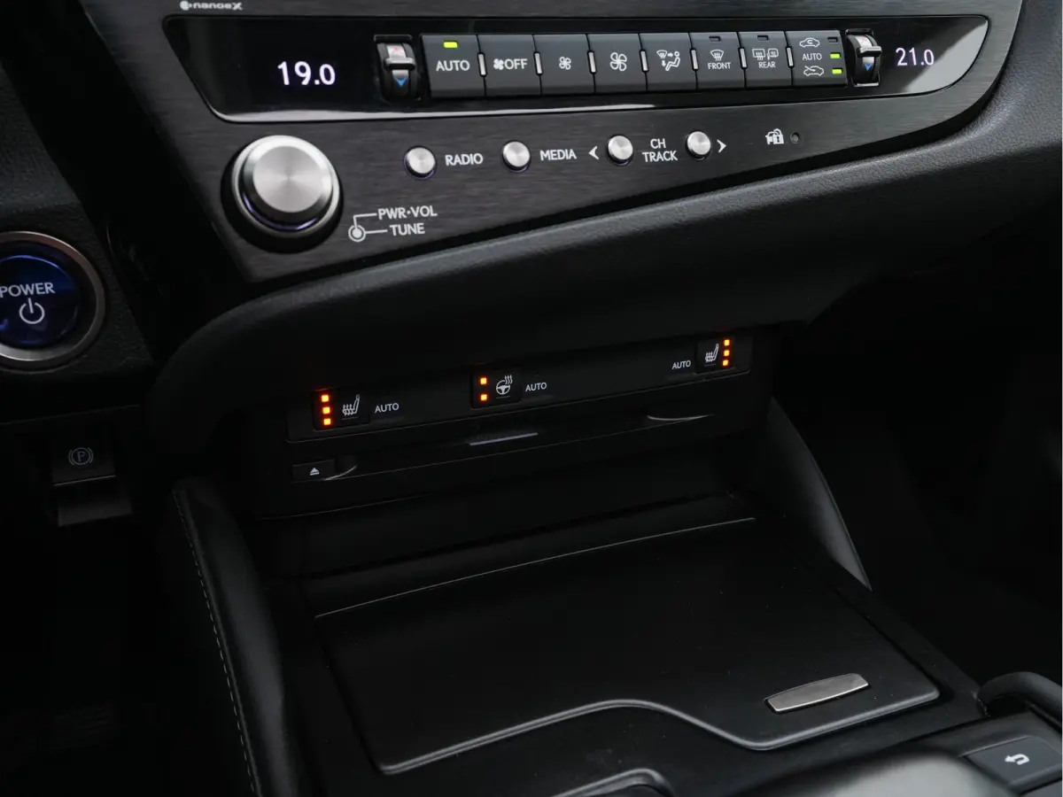 Business Line (INCL-BTW) Aut. *PANO | LEATHER | FULL-LED | ADAPTIVE-CRUISE | BLINDSPOT | KEYLESS | CAMERA | HEATED-COMFORTSEATS | NAVI-FULLMAP | PRIVACY-GLASS | SHIFTPADDLES | ECC | PDC | 19