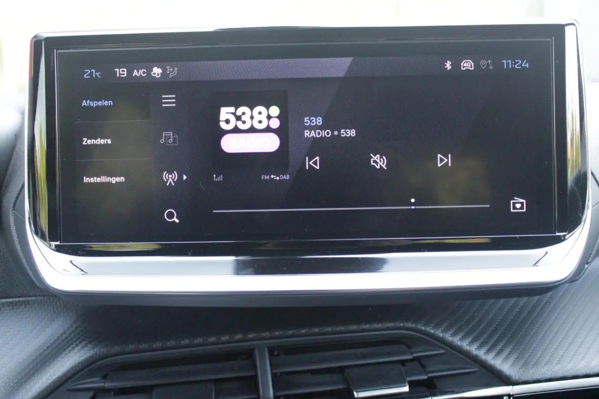 1.2 100PK ALLURE | DRAADLOZE APPLE CARPLAY/ANDROID AUTO | PARKEERSENSOREN VOOR + ACHTER | CRUISE CONTROL | DAB+ RADIO | CLIMATE CONTROL | 17" LICHTMETALEN VELGEN |