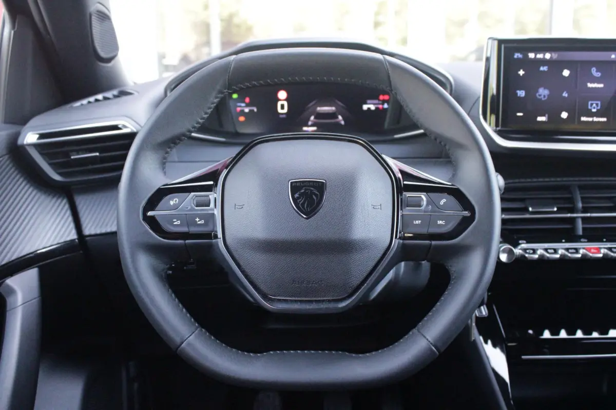 1.2 100PK ALLURE | DRAADLOZE APPLE CARPLAY/ANDROID AUTO | PARKEERSENSOREN VOOR + ACHTER | CRUISE CONTROL | DAB+ RADIO | CLIMATE CONTROL | 17" LICHTMETALEN VELGEN |