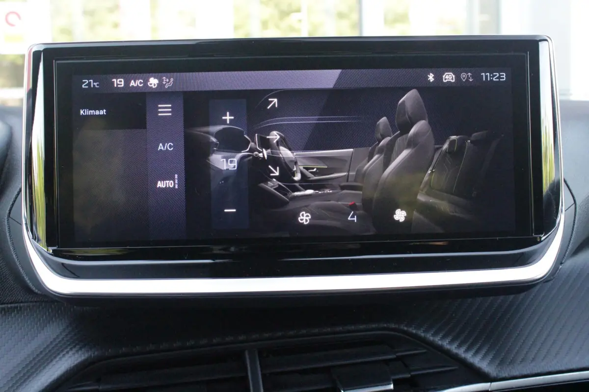 1.2 100PK ALLURE | DRAADLOZE APPLE CARPLAY/ANDROID AUTO | PARKEERSENSOREN VOOR + ACHTER | CRUISE CONTROL | DAB+ RADIO | CLIMATE CONTROL | 17" LICHTMETALEN VELGEN |