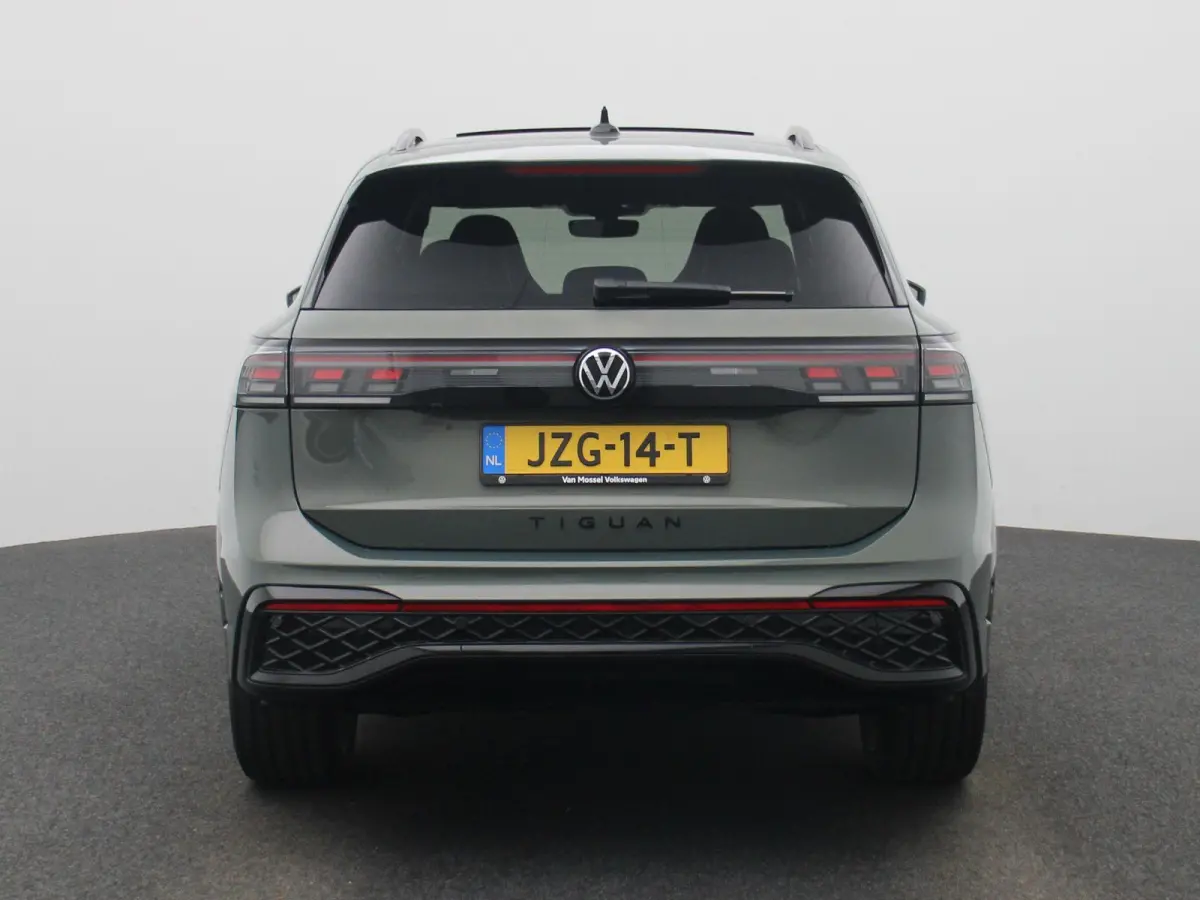 1.5 eHybrid R-Line Edition 272 PK| Origineel Nederlands | 1e Eigenaar | Panoramadak | Trekhaak | Navgatie | Achteruitrijcamera | Dodehoekdetectie | Achterklep Elektrisch