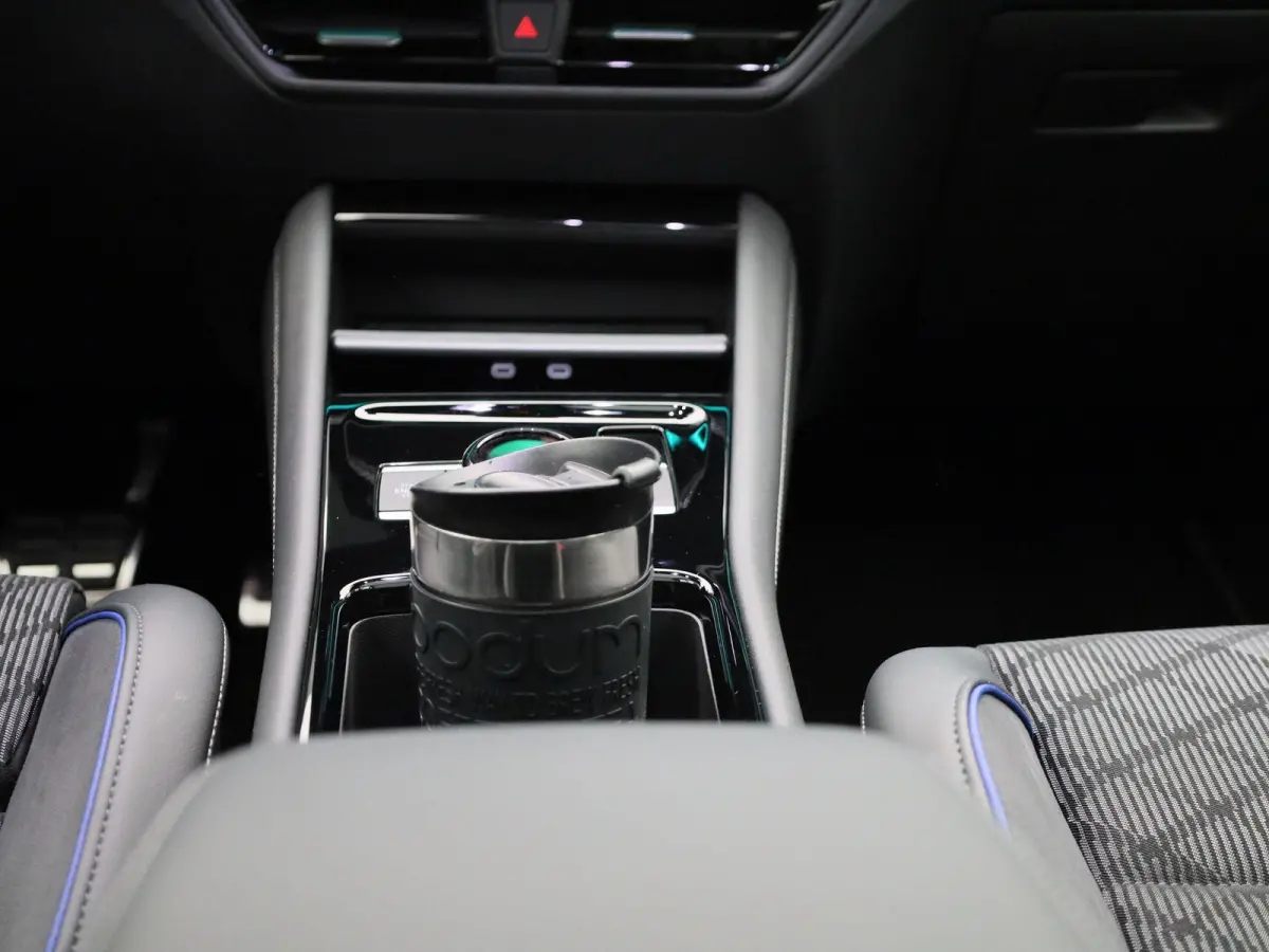 1.5 eHybrid R-Line Edition 272 PK| Origineel Nederlands | 1e Eigenaar | Panoramadak | Trekhaak | Navgatie | Achteruitrijcamera | Dodehoekdetectie | Achterklep Elektrisch