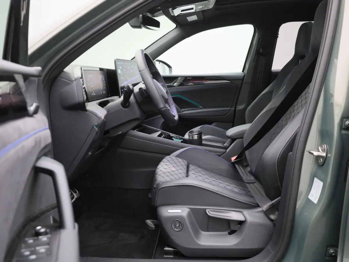 1.5 eHybrid R-Line Edition 272 PK| Origineel Nederlands | 1e Eigenaar | Panoramadak | Trekhaak | Navgatie | Achteruitrijcamera | Dodehoekdetectie | Achterklep Elektrisch