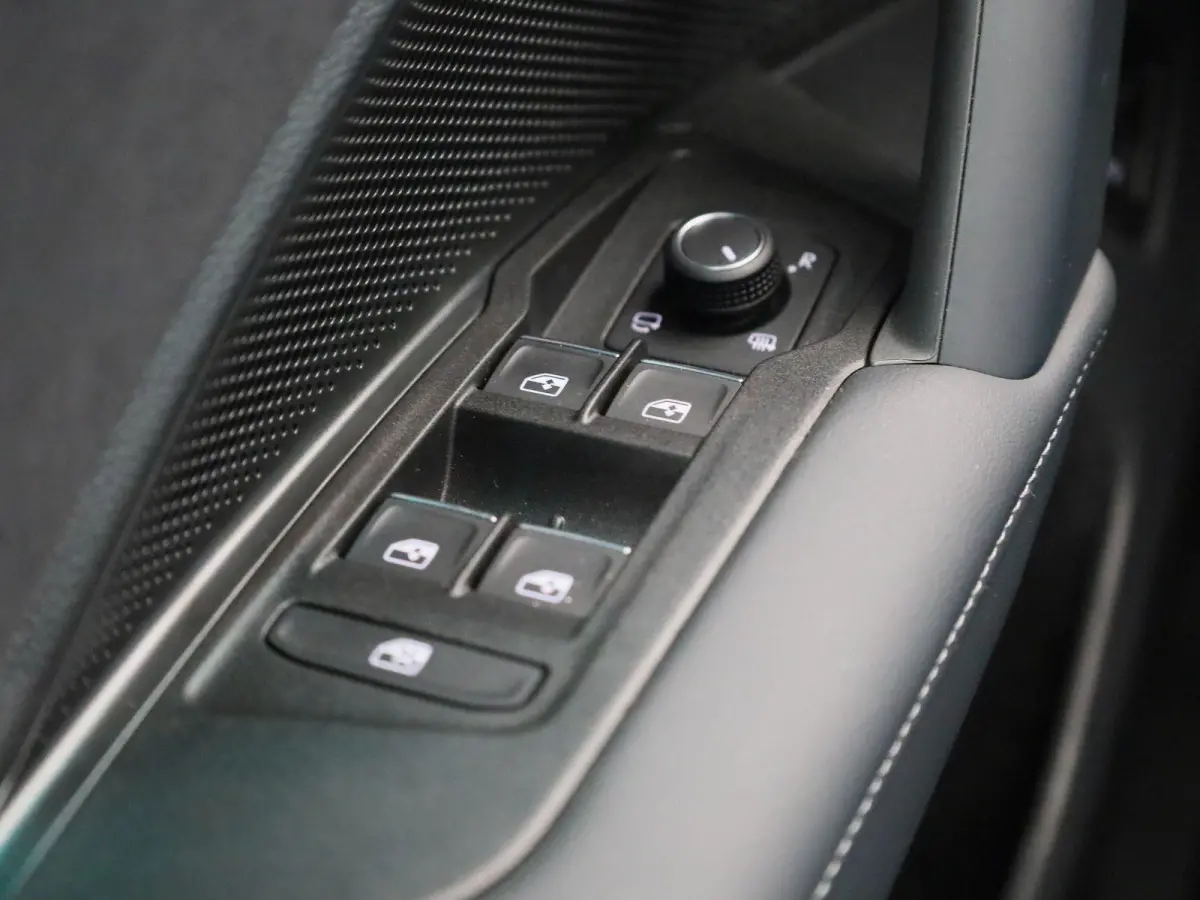 1.5 eHybrid R-Line Edition 272 PK| Origineel Nederlands | 1e Eigenaar | Panoramadak | Trekhaak | Navgatie | Achteruitrijcamera | Dodehoekdetectie | Achterklep Elektrisch