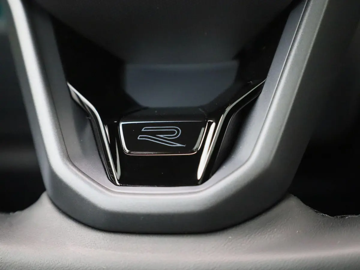 1.5 eHybrid R-Line Edition 272 PK| Origineel Nederlands | 1e Eigenaar | Panoramadak | Trekhaak | Navgatie | Achteruitrijcamera | Dodehoekdetectie | Achterklep Elektrisch