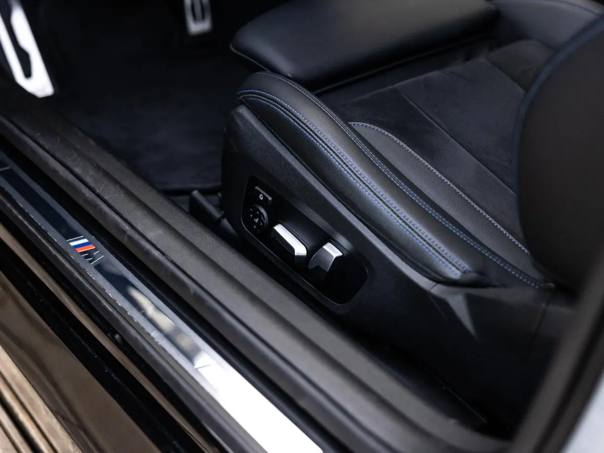 M240i xDrive | HARMAN KARDON | STOELMEMORY | ADAPTIEVE CRUISE CONTROL | INNOVATIE PAKKET | COMFORT PAKKET | BROOKLYN GRAU | 19 INCH JET BLACK |