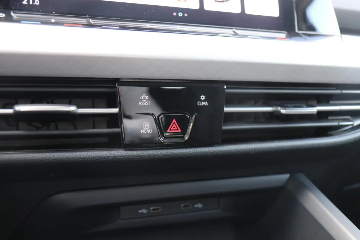 1.0 TSI 110pk Life | Navigatie | App Connect | Parkeersensoren | LED Verlichting | Trekhaak