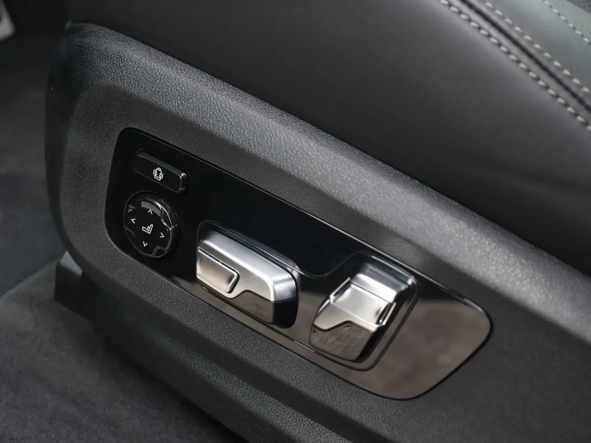 xDrive40i | M Sportpakket Pro | Bowers & Wilkins | Soft-Close | Panoramdak Sky Lounge |  Iconic Glow kristalkoplampen