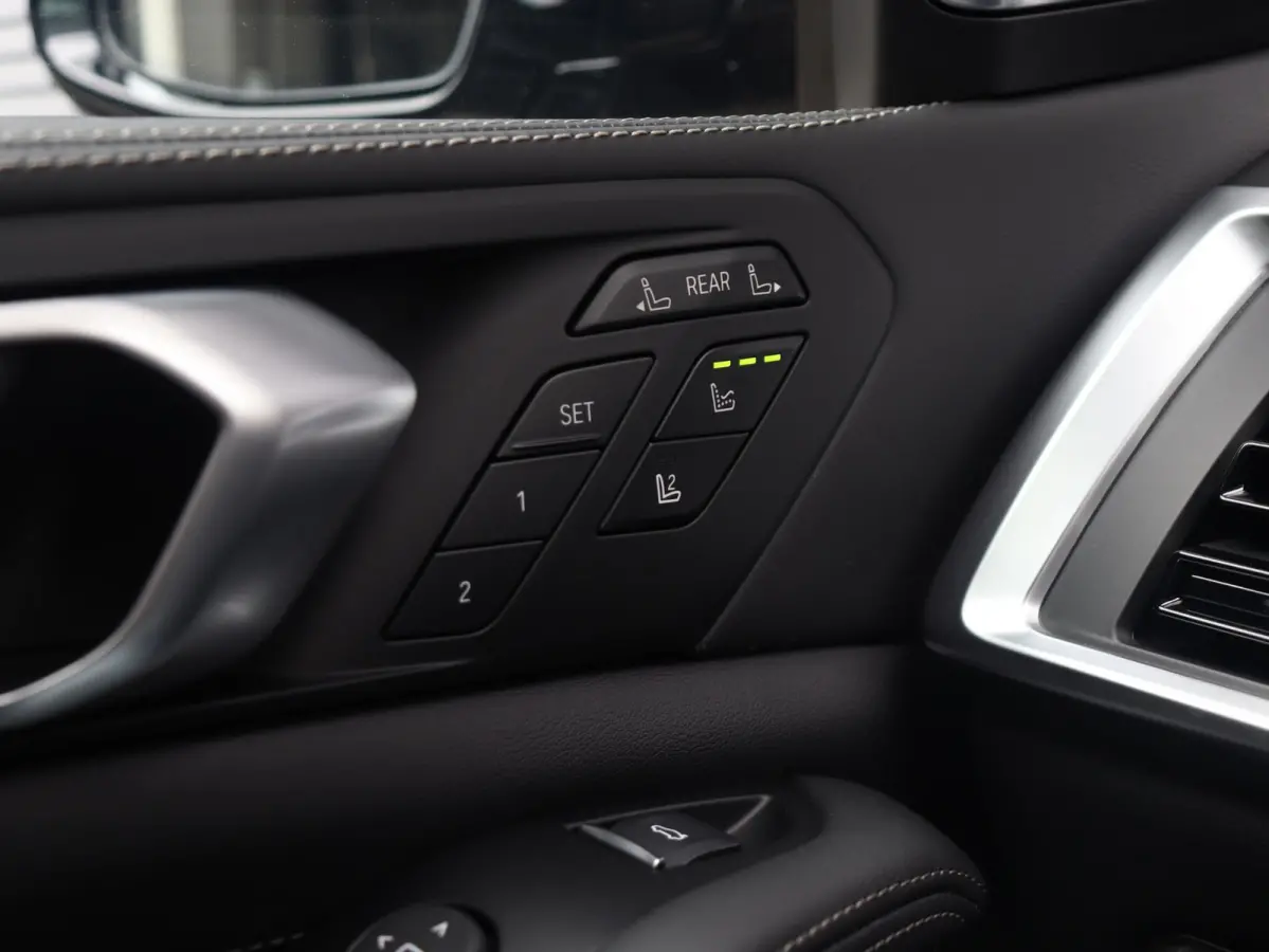 xDrive40i | M Sportpakket Pro | Bowers & Wilkins | Soft-Close | Panoramdak Sky Lounge |  Iconic Glow kristalkoplampen