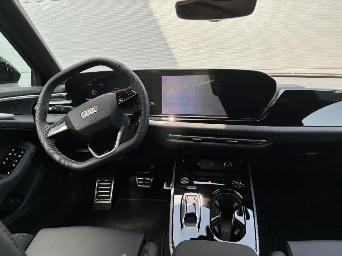 Avant 2.0 quattro S edition Navigatie | Trekhaak | 20" Lm Velgen | Achteruitrij Camera | Apple Carplay | Optiek pakket Zwart | Airco