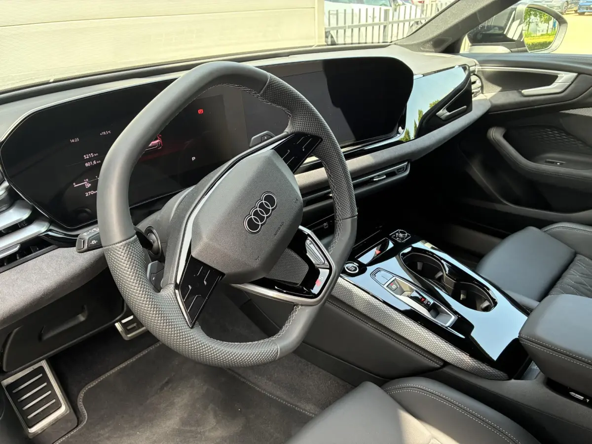 Avant 2.0 quattro S edition Navigatie | Trekhaak | 20" Lm Velgen | Achteruitrij Camera | Apple Carplay | Optiek pakket Zwart | Airco
