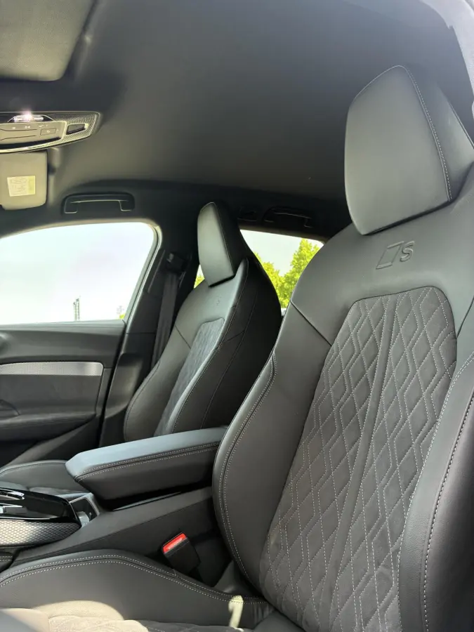 Avant 2.0 quattro S edition Navigatie | Trekhaak | 20" Lm Velgen | Achteruitrij Camera | Apple Carplay | Optiek pakket Zwart | Airco