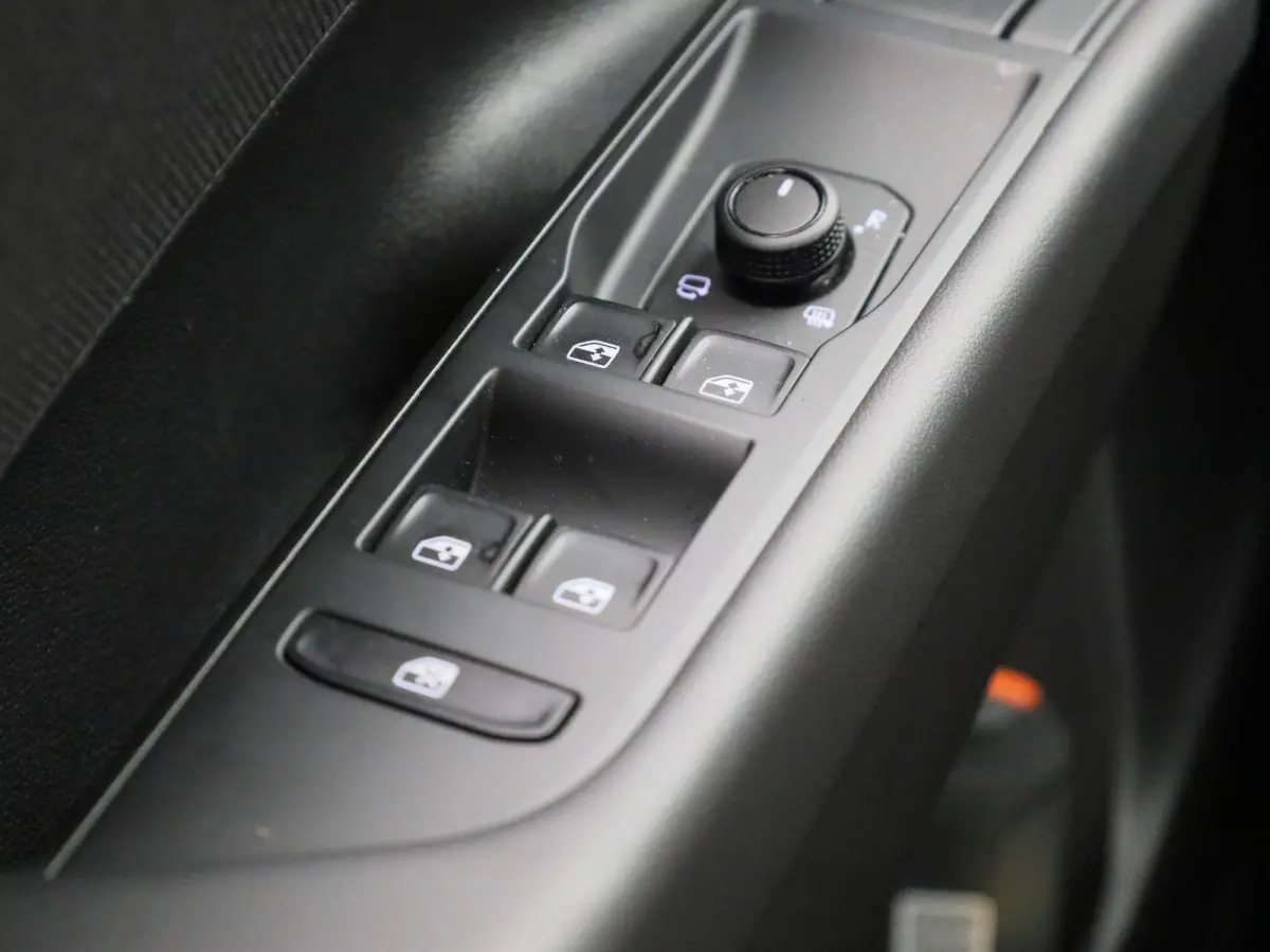 1.5 eTsi Life First Edition 116 PK| Origineel Nederlands | 1 Eigenaar | Achteruitrijcamera | Dodehoekdetectie | Apple Carplay | Climatronic | Parkeersensoren Voor & Achter