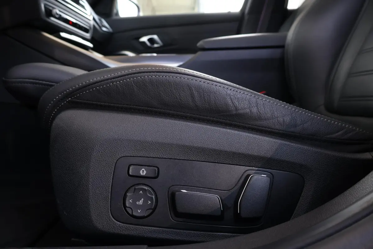 330e | SoH 100% | Sport Pakket Pro | Pano Dak | Elektr. Verstelbare Voorstoelen | Adaptieve Led | Verwarmde Voorstoelen | Hifi | Comforttoegang |