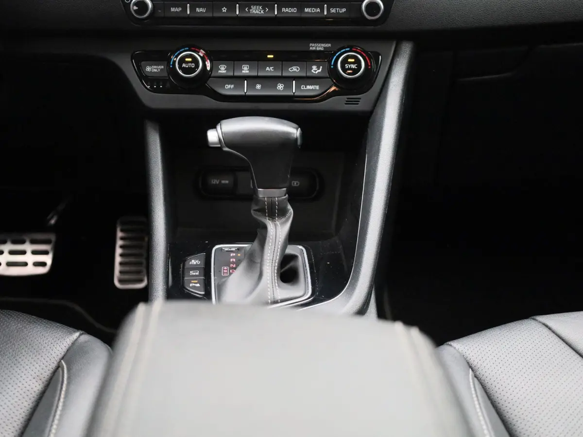 1.6 GDi PHEV DynamicPlusLine | Automaat | LMV | Navigatie | Leder | Stoel/Stuur verwarming | Parkeer sensoren | Climate control | Bluetooth | Cruise control | DAB | Camera | Apple carplay