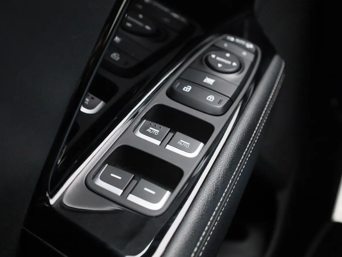 1.6 GDi PHEV DynamicPlusLine | Automaat | LMV | Navigatie | Leder | Stoel/Stuur verwarming | Parkeer sensoren | Climate control | Bluetooth | Cruise control | DAB | Camera | Apple carplay