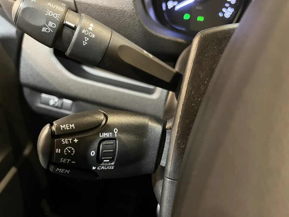 1.5 HDI L2 / Euro 6 / Airco / CarPlay / Cruise Control / Trekhaak / PDC / Navigatie / 3-Zits / 82.600 KM !!
