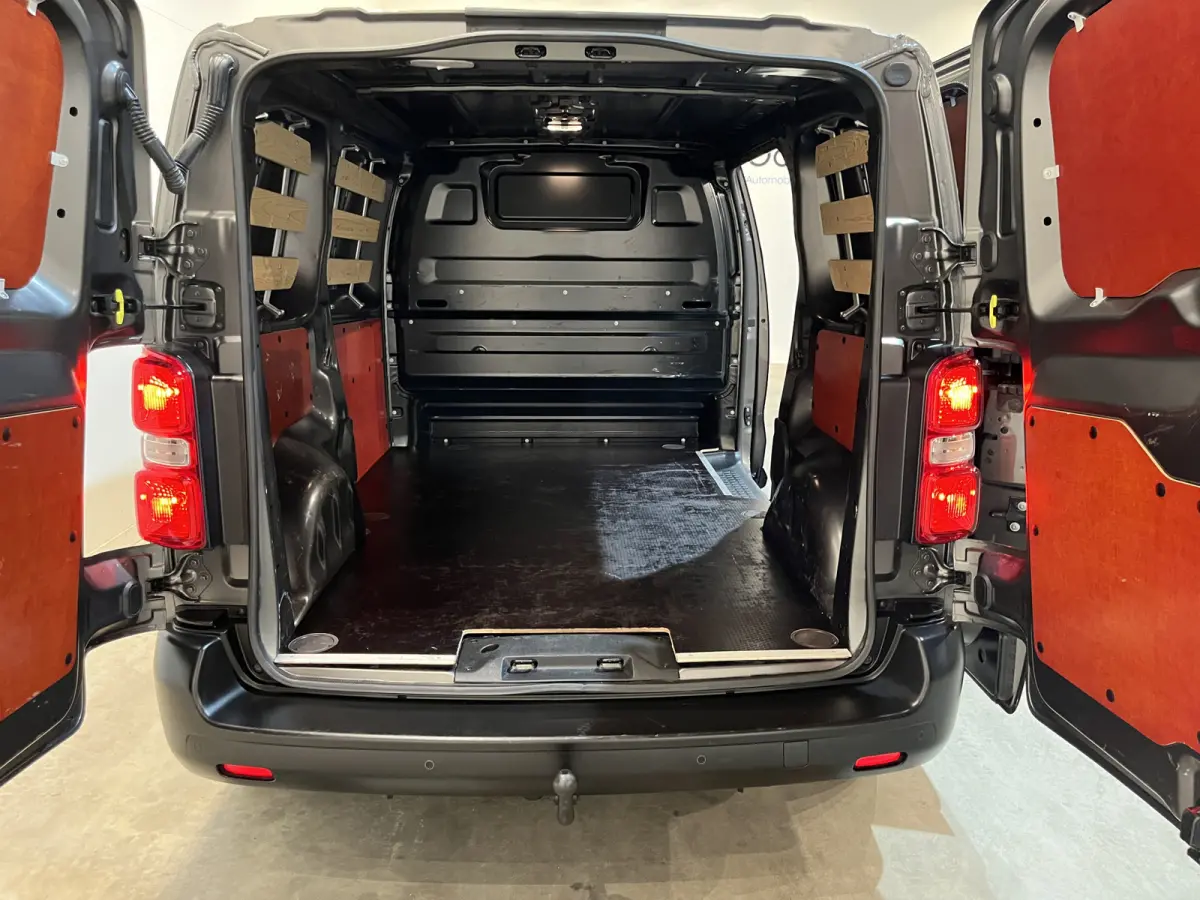 1.5 HDI L2 / Euro 6 / Airco / CarPlay / Cruise Control / Trekhaak / PDC / Navigatie / 3-Zits / 82.600 KM !!