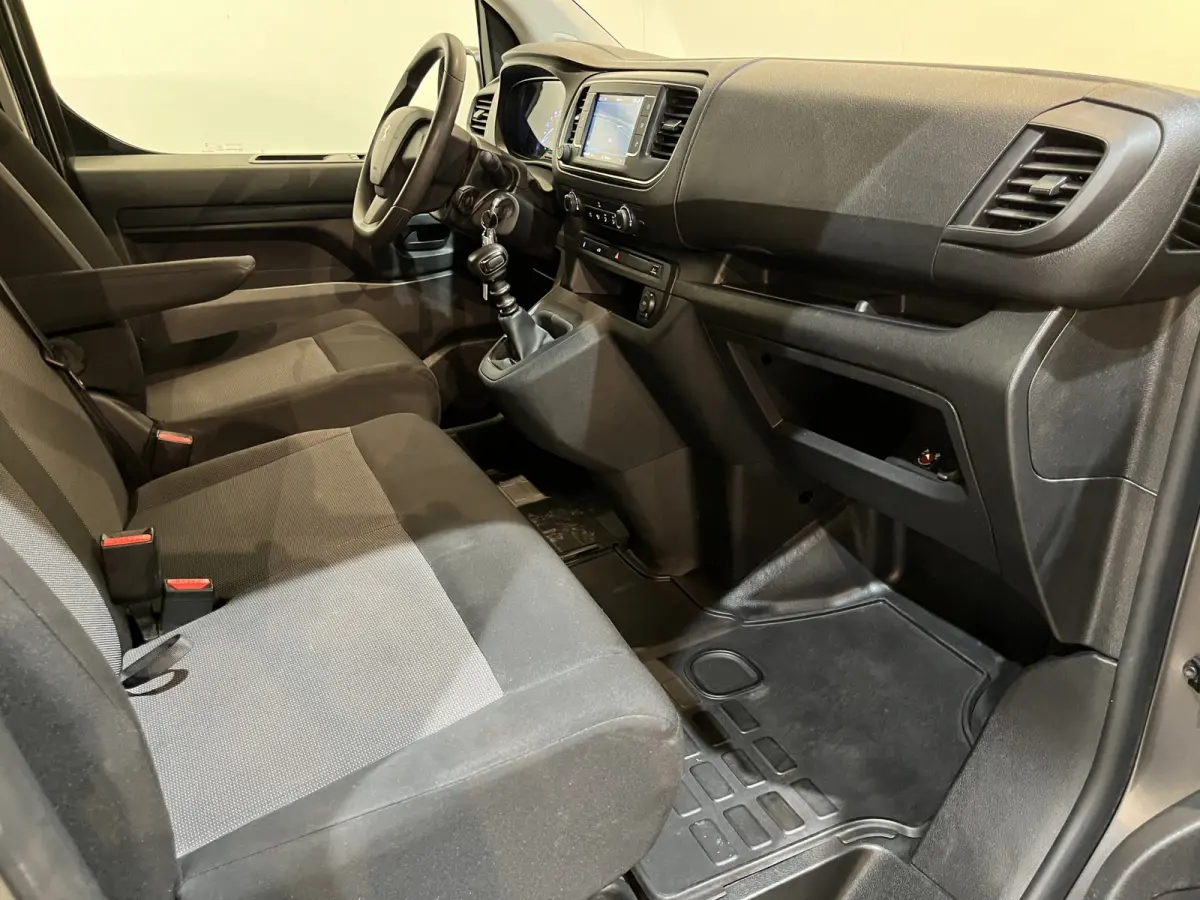 1.5 HDI L2 / Euro 6 / Airco / CarPlay / Cruise Control / Trekhaak / PDC / Navigatie / 3-Zits / 82.600 KM !!