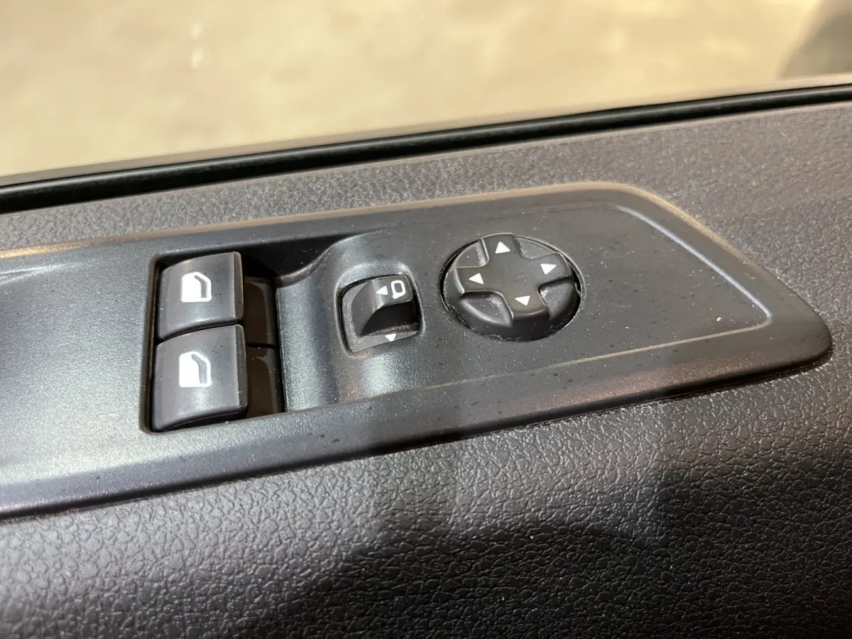 1.5 HDI L2 / Euro 6 / Airco / CarPlay / Cruise Control / Trekhaak / PDC / Navigatie / 3-Zits / 82.600 KM !!