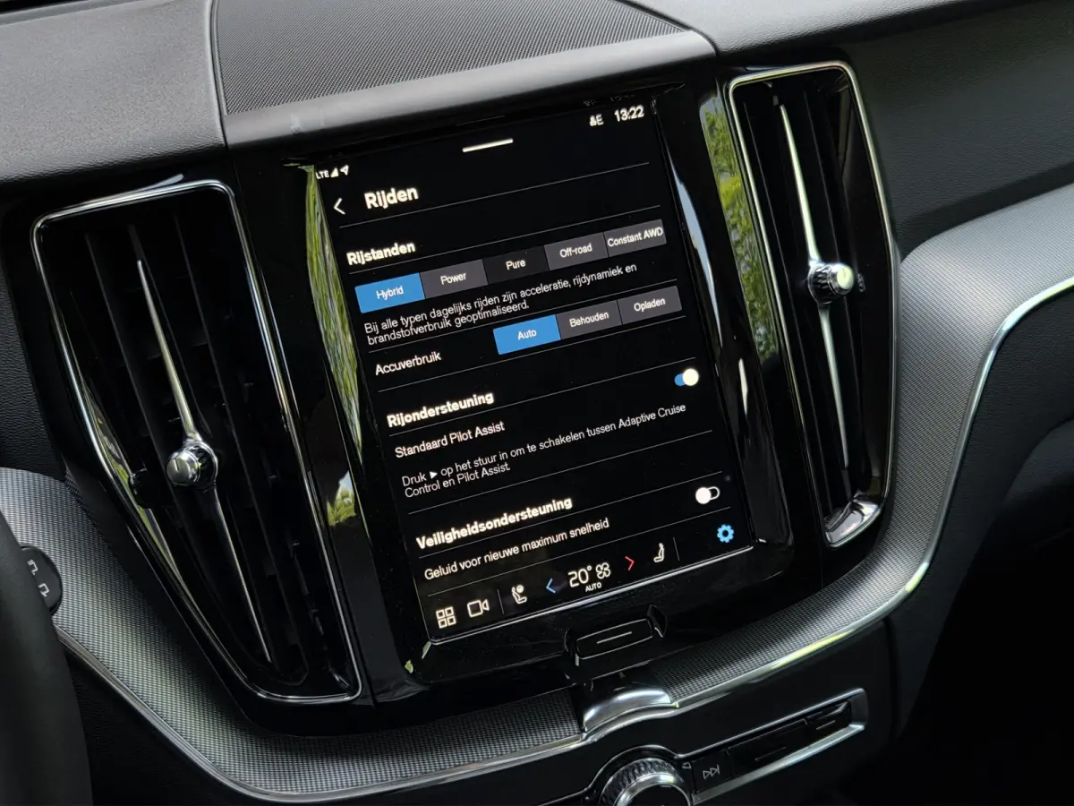 2.0 T6 Plug-in hybrid AWD Plus Dark | Trekhaak | 360 Cam | Pano | Memory | Pilot Assist