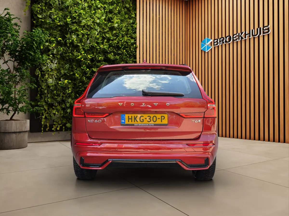 2.0 T6 Plug-in hybrid AWD Plus Dark | Trekhaak | 360 Cam | Pano | Memory | Pilot Assist