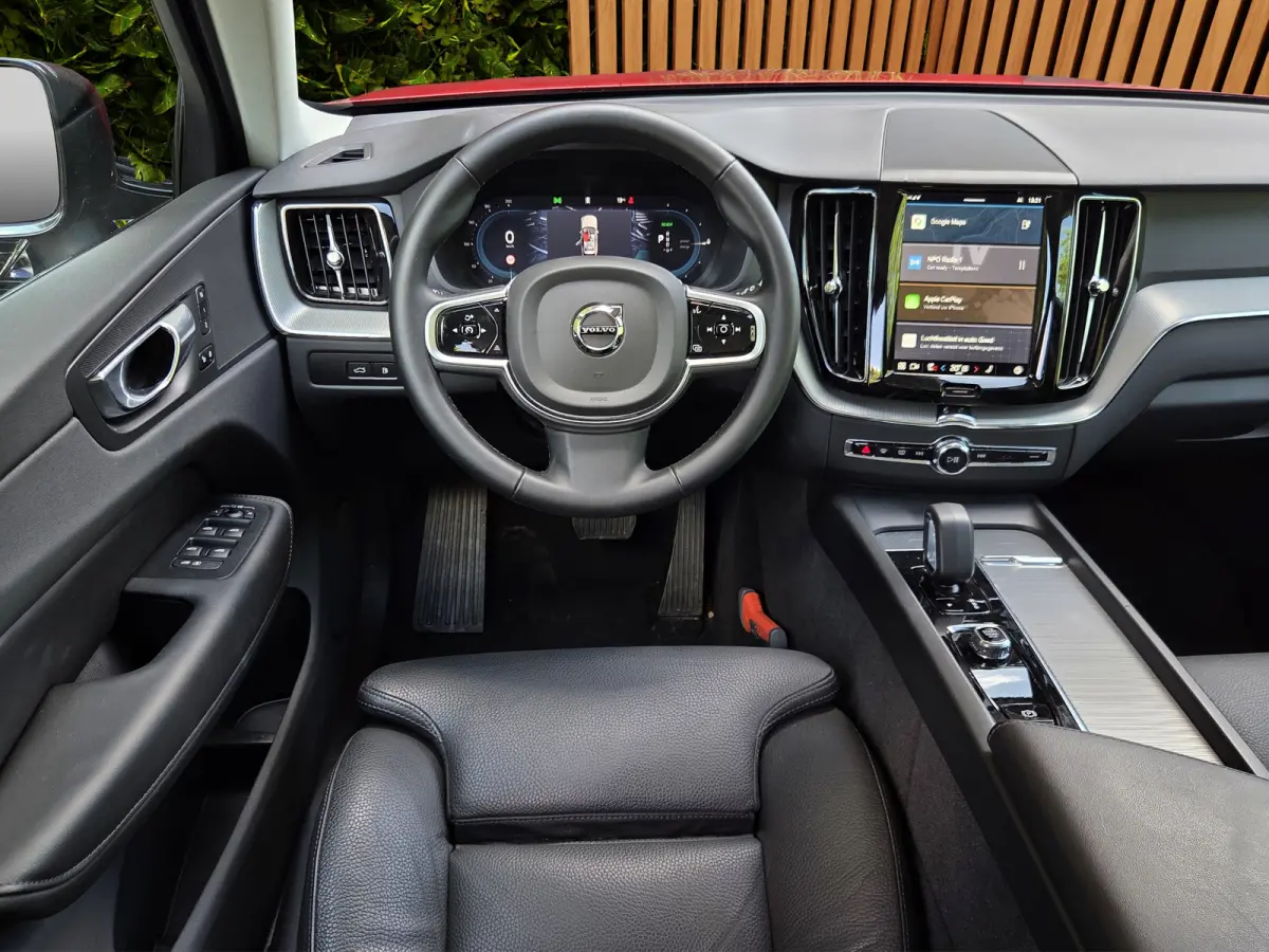 2.0 T6 Plug-in hybrid AWD Plus Dark | Trekhaak | 360 Cam | Pano | Memory | Pilot Assist