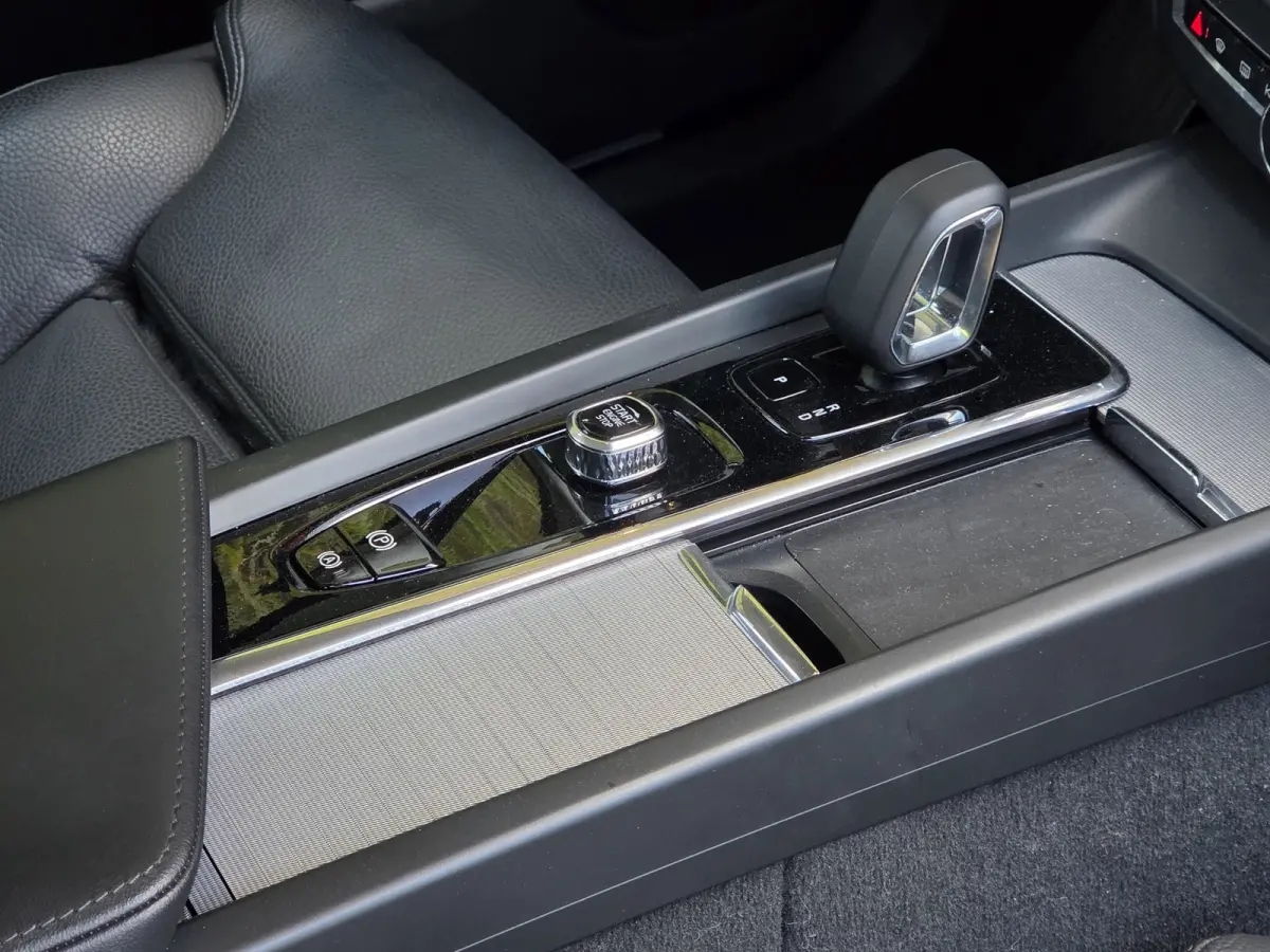 2.0 T6 Plug-in hybrid AWD Plus Dark | Trekhaak | 360 Cam | Pano | Memory | Pilot Assist