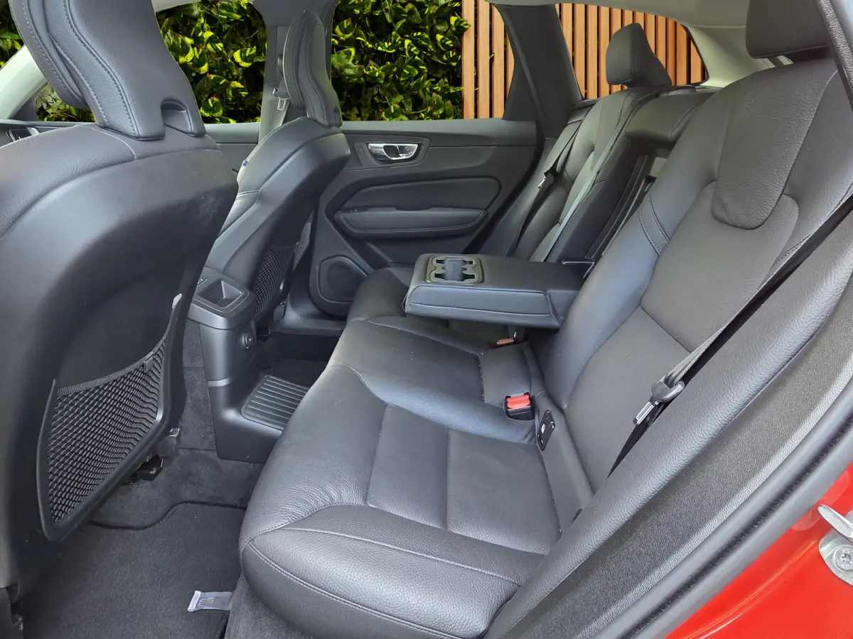 2.0 T6 Plug-in hybrid AWD Plus Dark | Trekhaak | 360 Cam | Pano | Memory | Pilot Assist