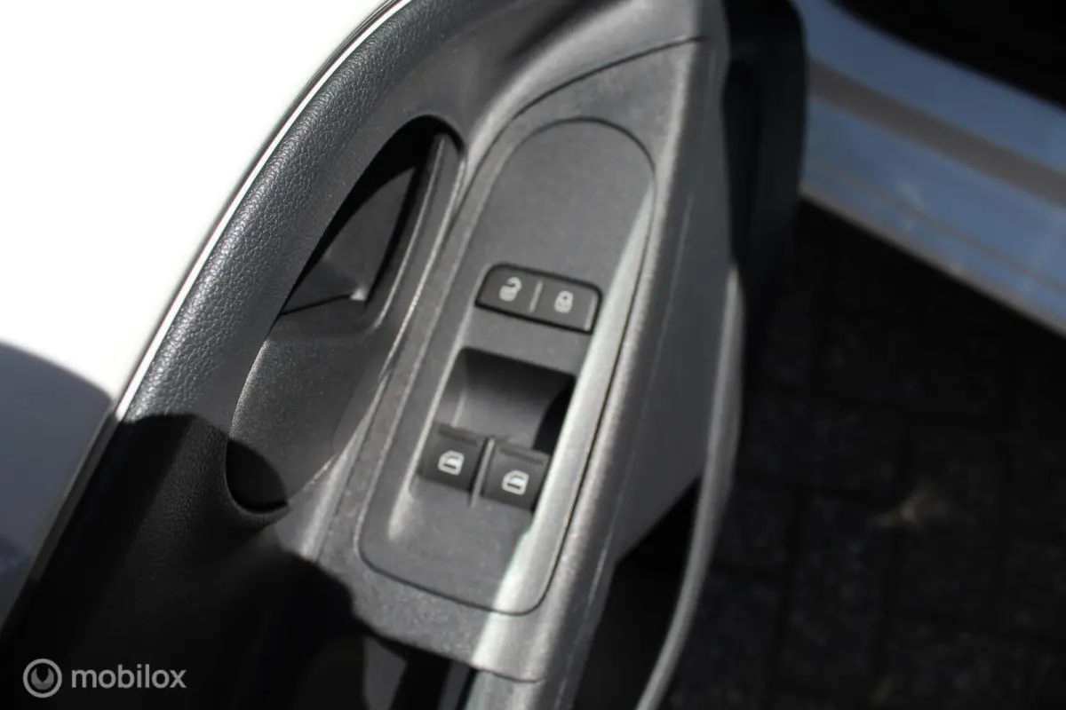 1.0-12V *55KW/75PK* *FACELIFT MODEL* *ACTIVE/AMBITION* *LEDDAGRIJVERLICHTING* *AIRCONDITIONING* *2X IN HOOGTE VERST.VOORSTOEL(EN)* *BOORDCOMP* *CENTR.DEURVERGR.* *ELEK.RAMEN* *STUURBEKR.* *R