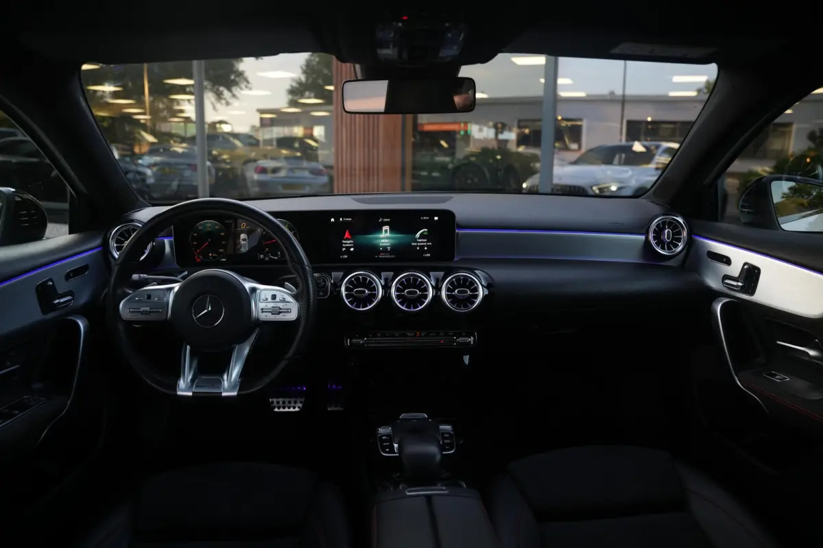 200 Launch Edition Premium Plus AMG panoramadak AMBIENT Apple Carplay Brake assist Camera Multimedia Getint glas 19"L.M. Cruise Navi